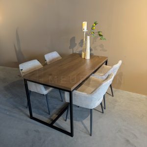 Eiken tafel Fernando met Ligger