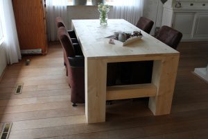Steigerhouten tafel Niekos met tussenstuk